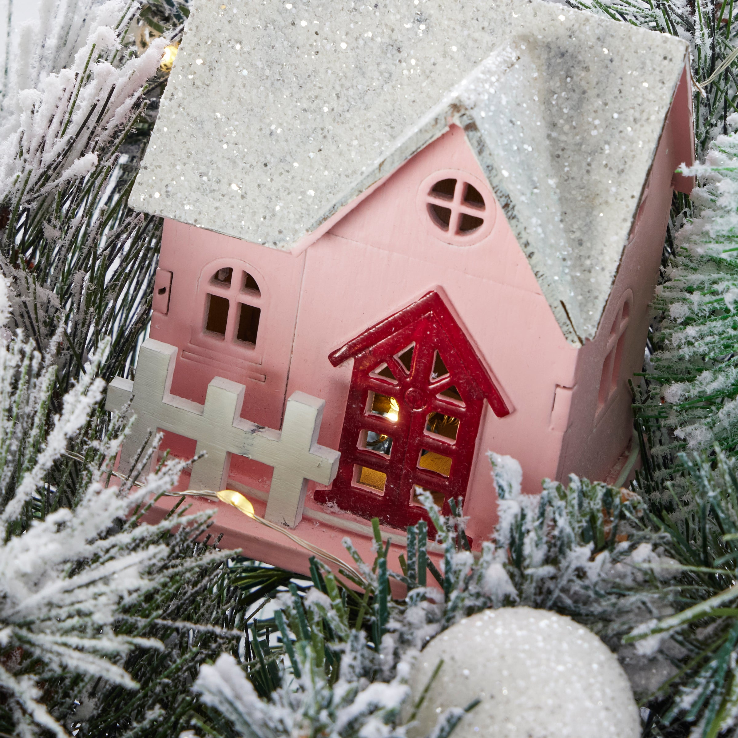 Snowy Cottage Pre-lit 60in Mantel Swag (Battery-Operated)