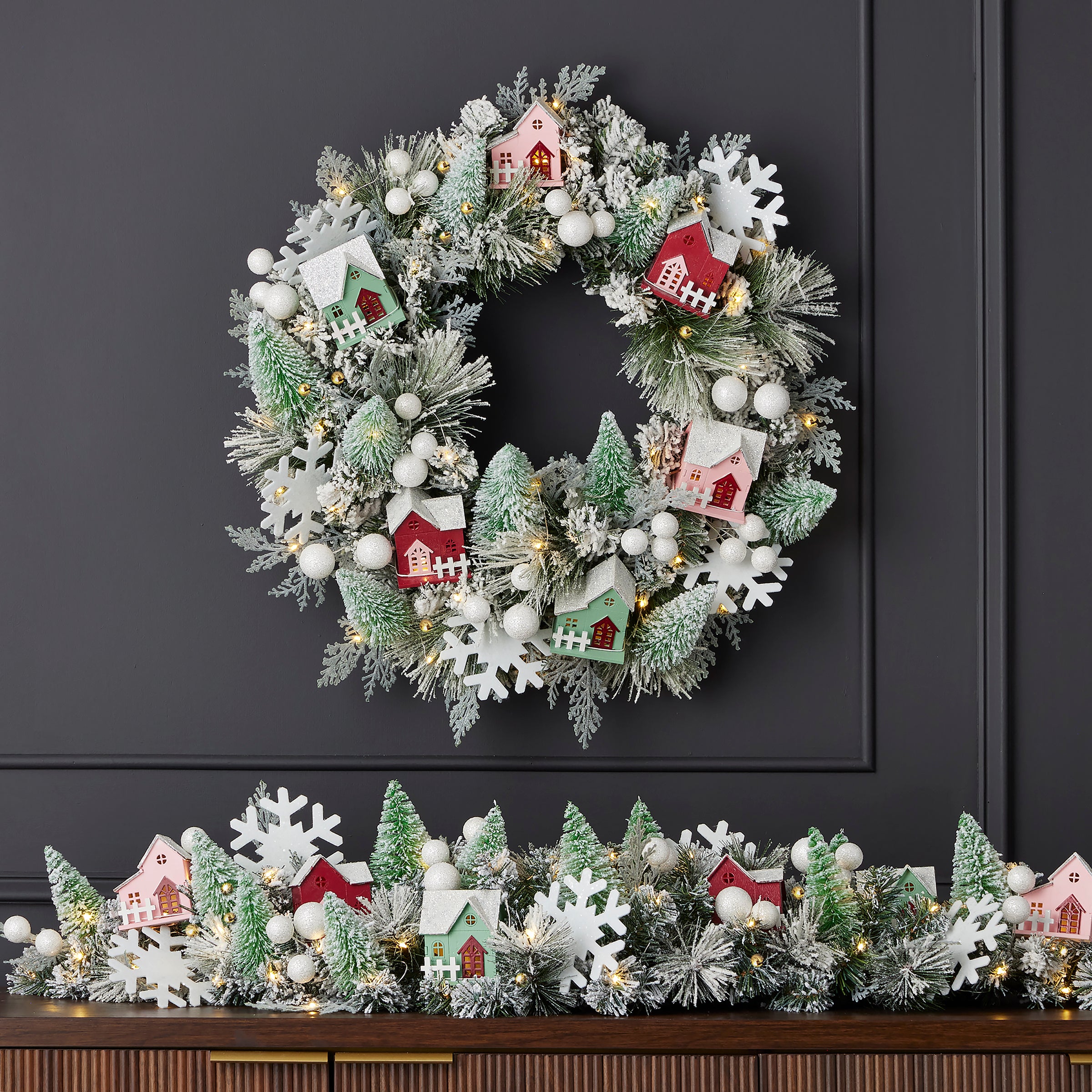 Snowy Cottage Wreath 26in Pre-Lit (Battery-Operated)