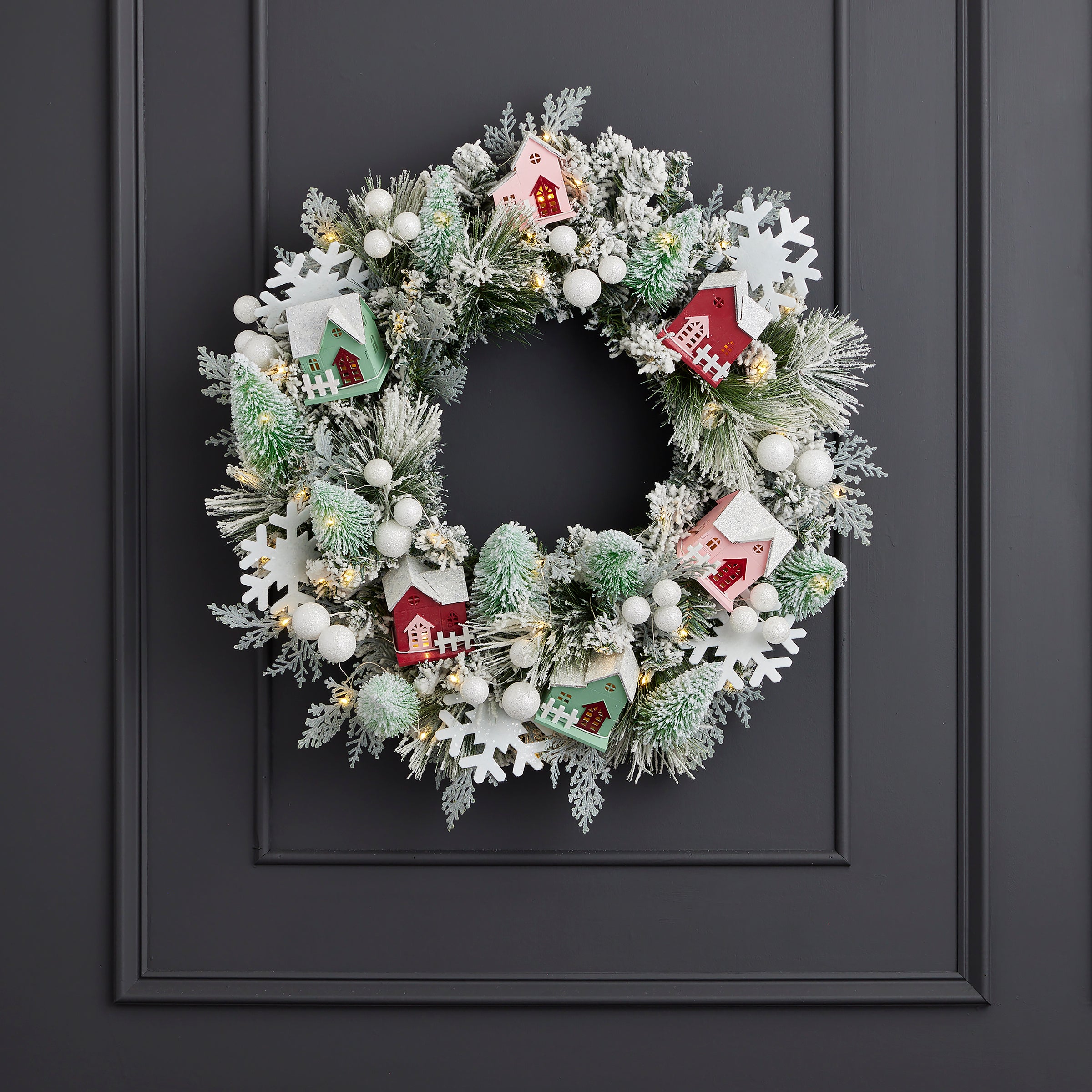 Snowy Cottage Wreath 26in Pre-Lit (Battery-Operated)