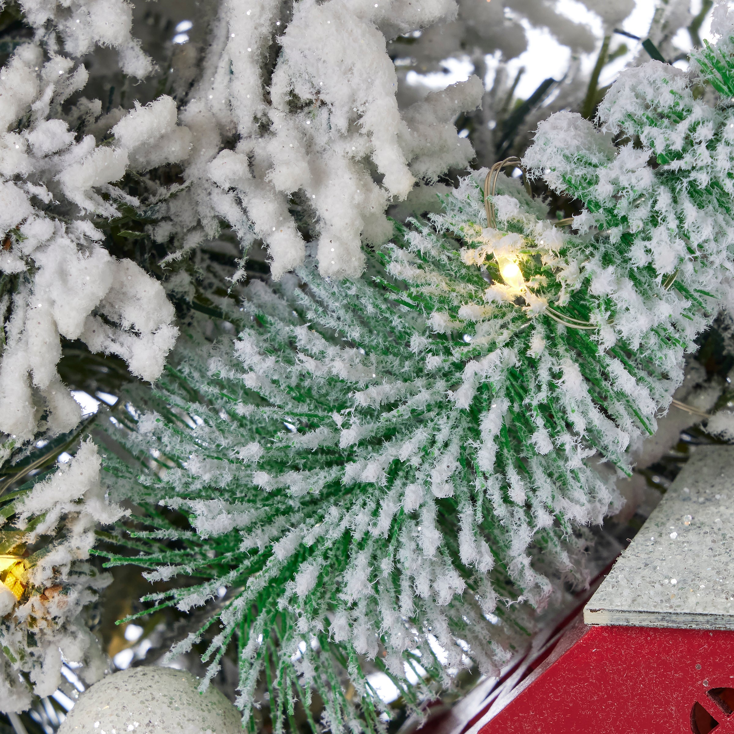 Snowy Cottage Wreath 26in Pre-Lit (Battery-Operated)