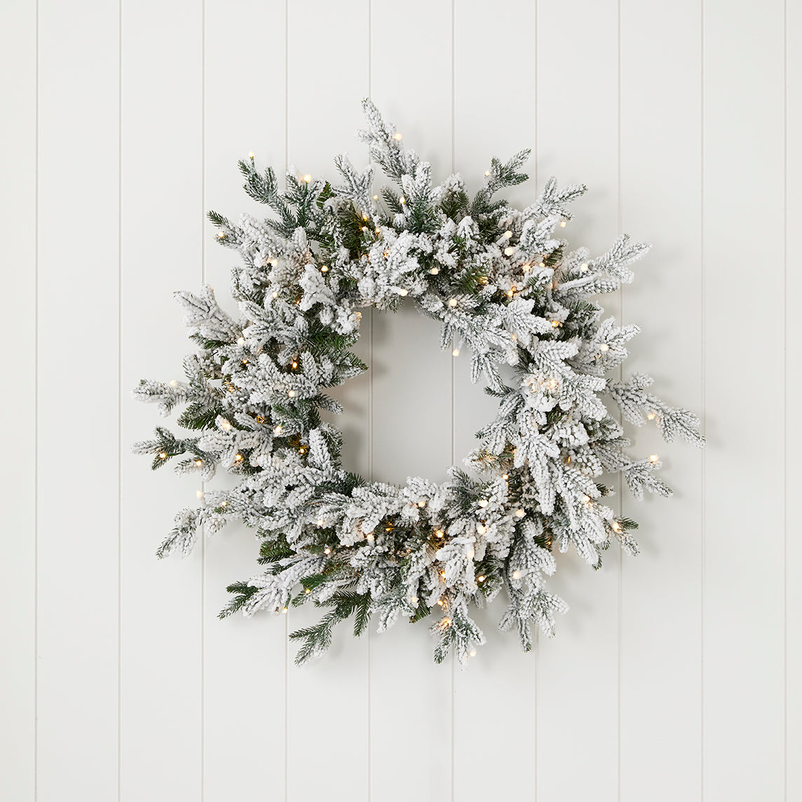 Dandan Flocked Pine 24in Wreath (plug in)
