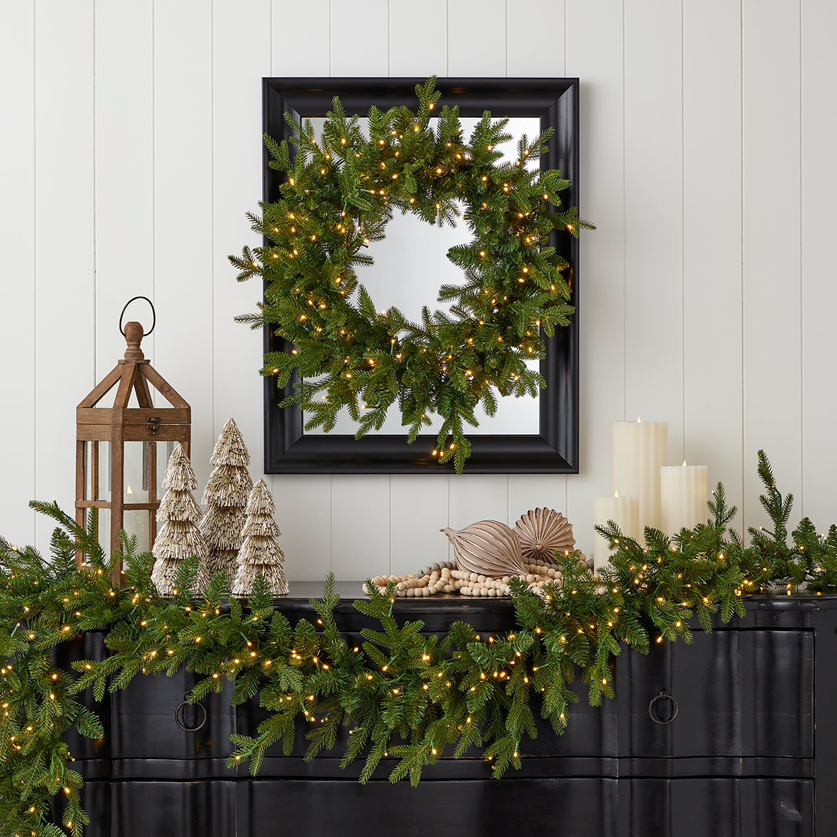 Dandan Pine 24in Wreath (plug in)