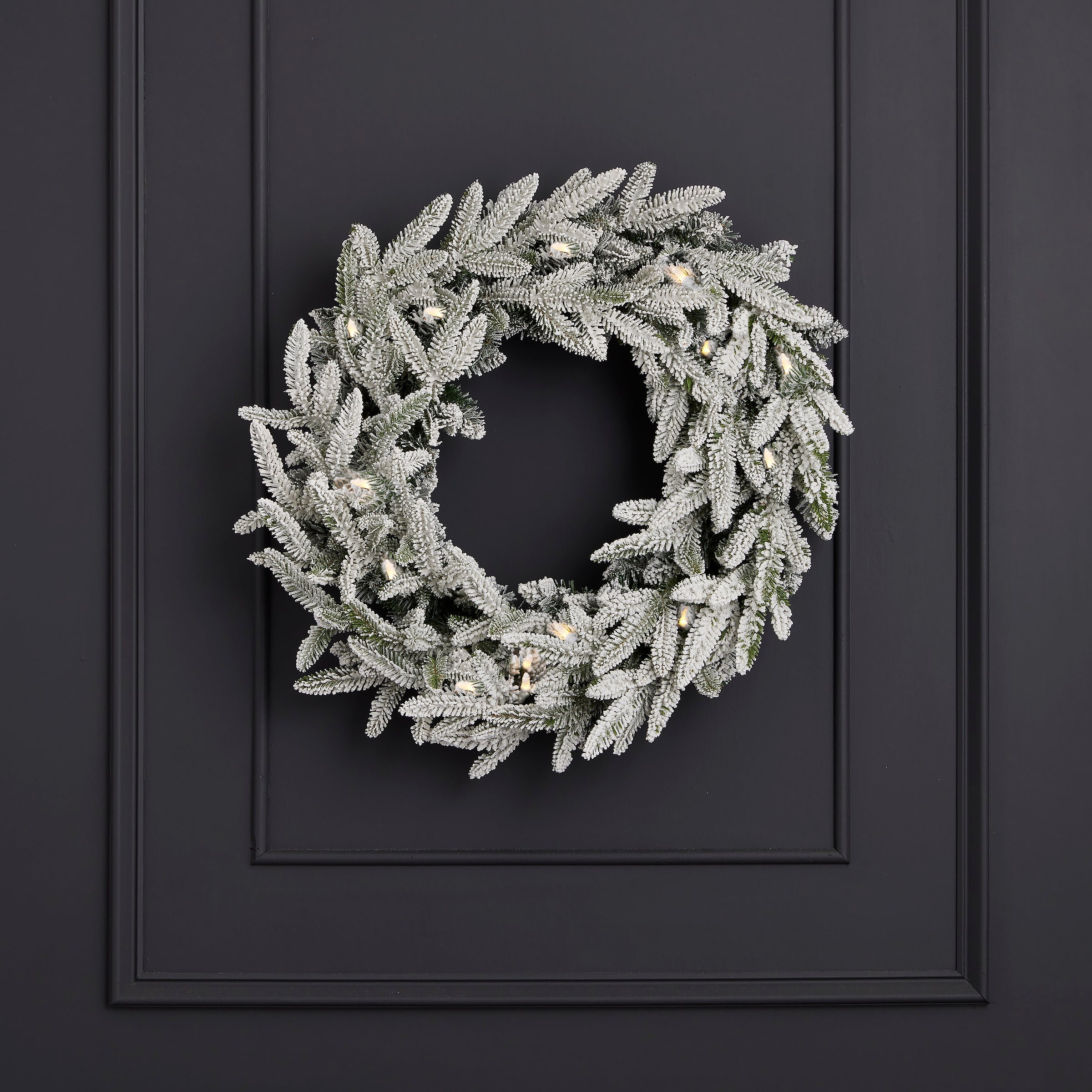 Royal Oaks Flocked Fir 24in Wreath (plug in)