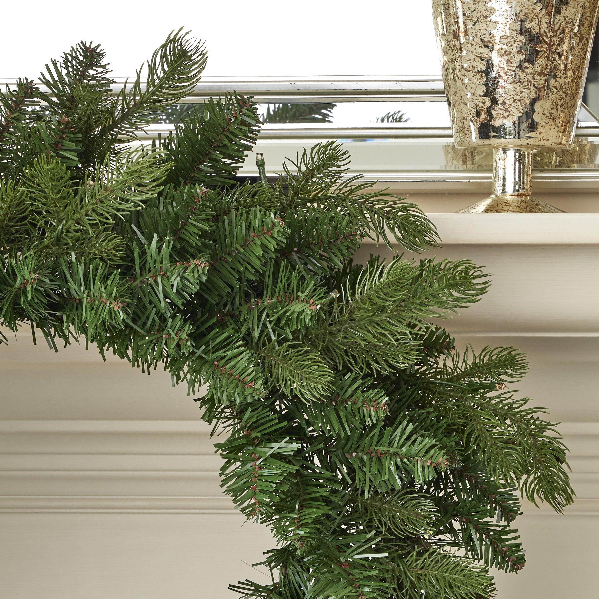 Palmetto Pine 24in Wreath Pre-lit with 50 Dual LED lights and 9 Functions (Battery-Operated)