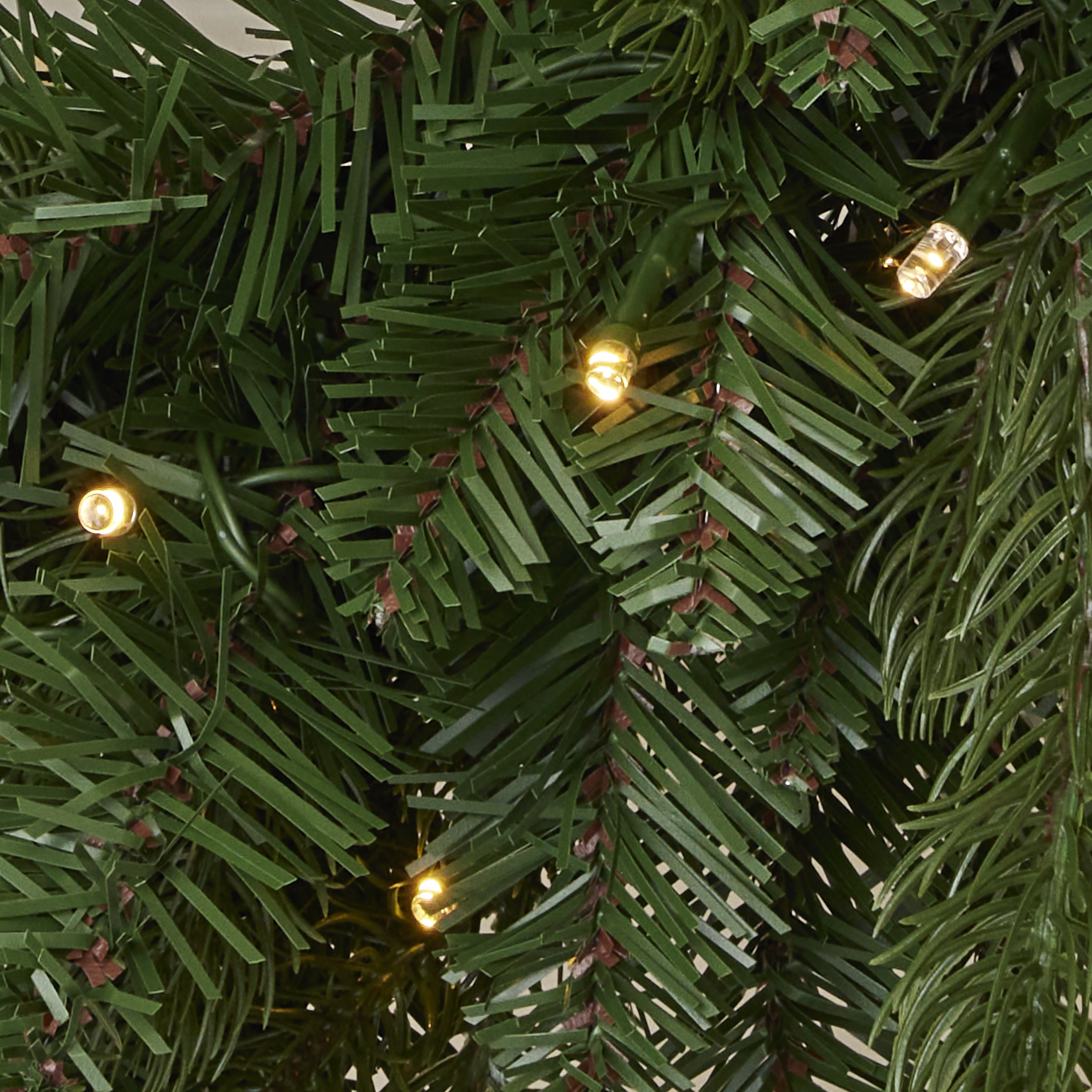 Palmetto Pine 24in Wreath Pre-lit with 50 Dual LED lights and 9 Functions (Battery-Operated)
